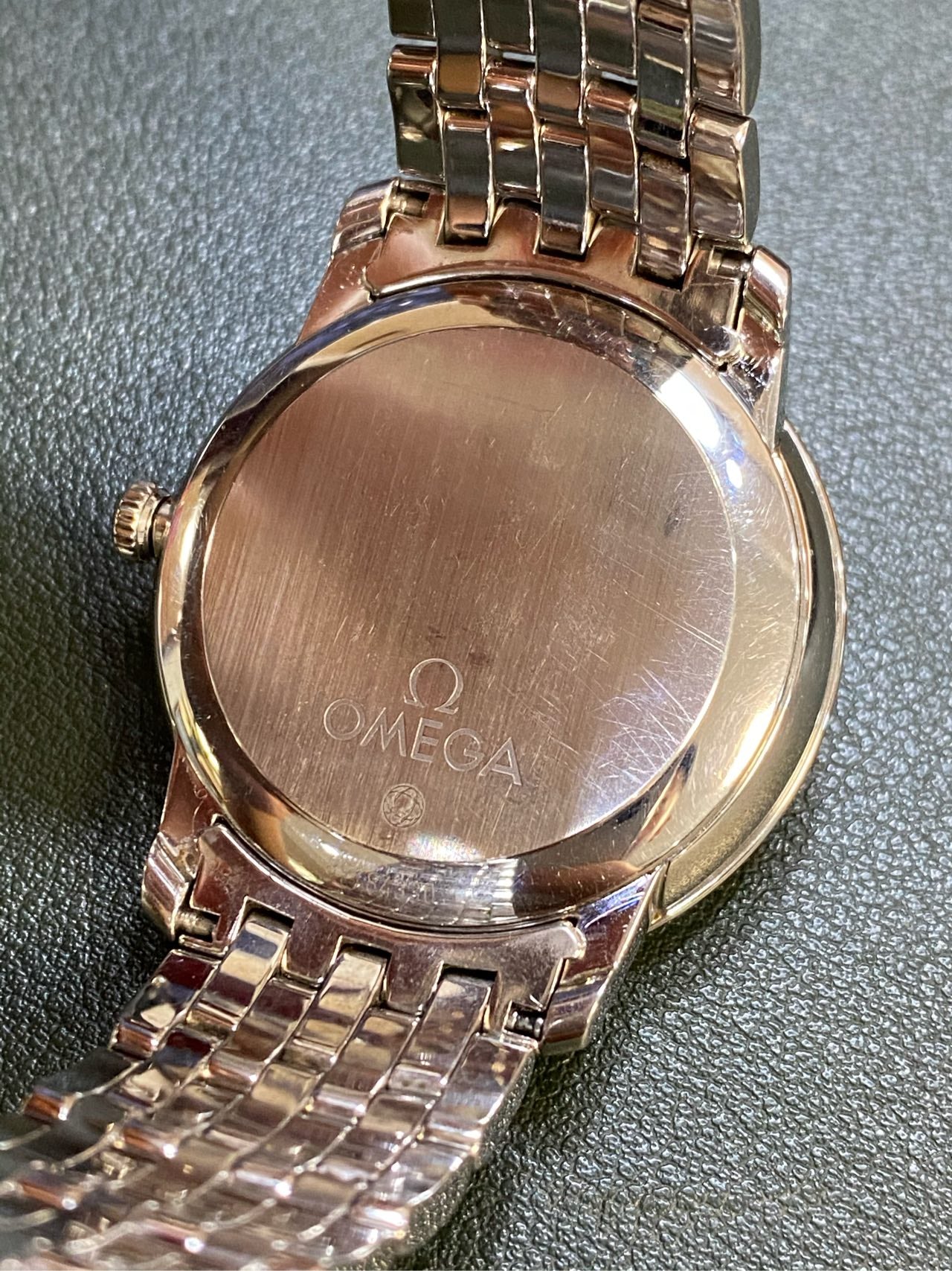 Omega Flying Disc Series 424.10.37.20.02.001