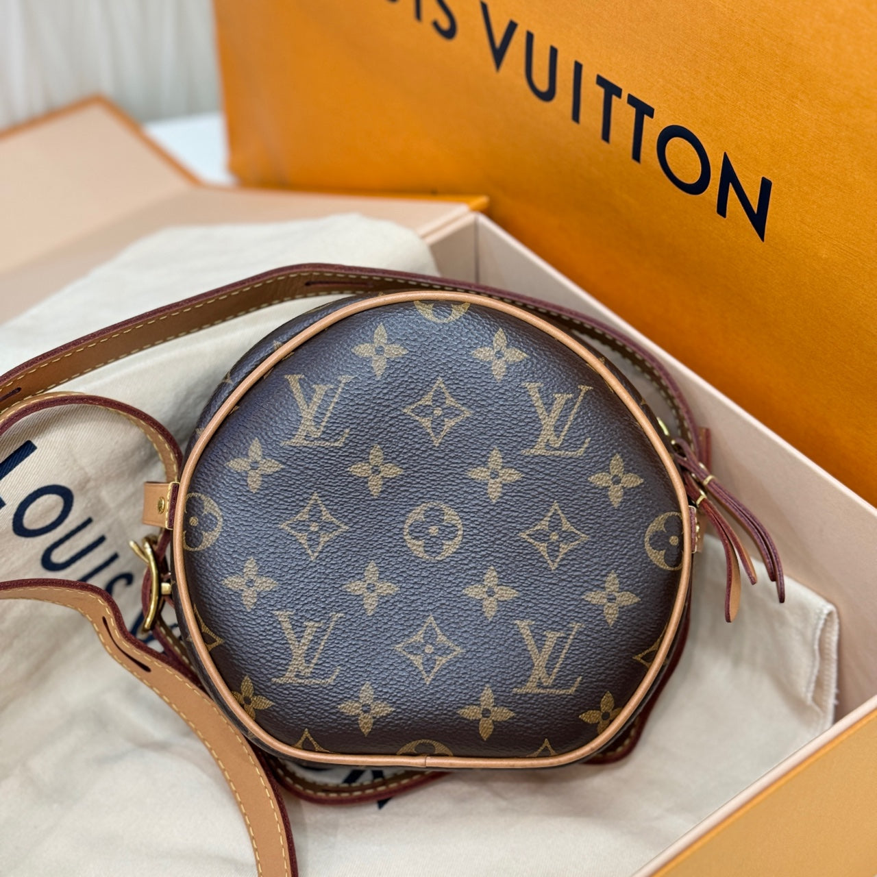 Louis Vuitton Boîte Chapeau Souple Crossbody 17 x 18 x 7 M45578