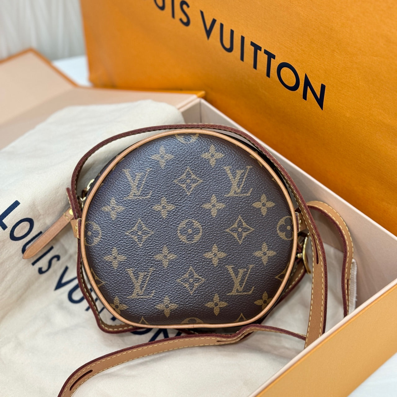 Louis Vuitton Boîte Chapeau Souple Crossbody 17 x 18 x 7 M45578