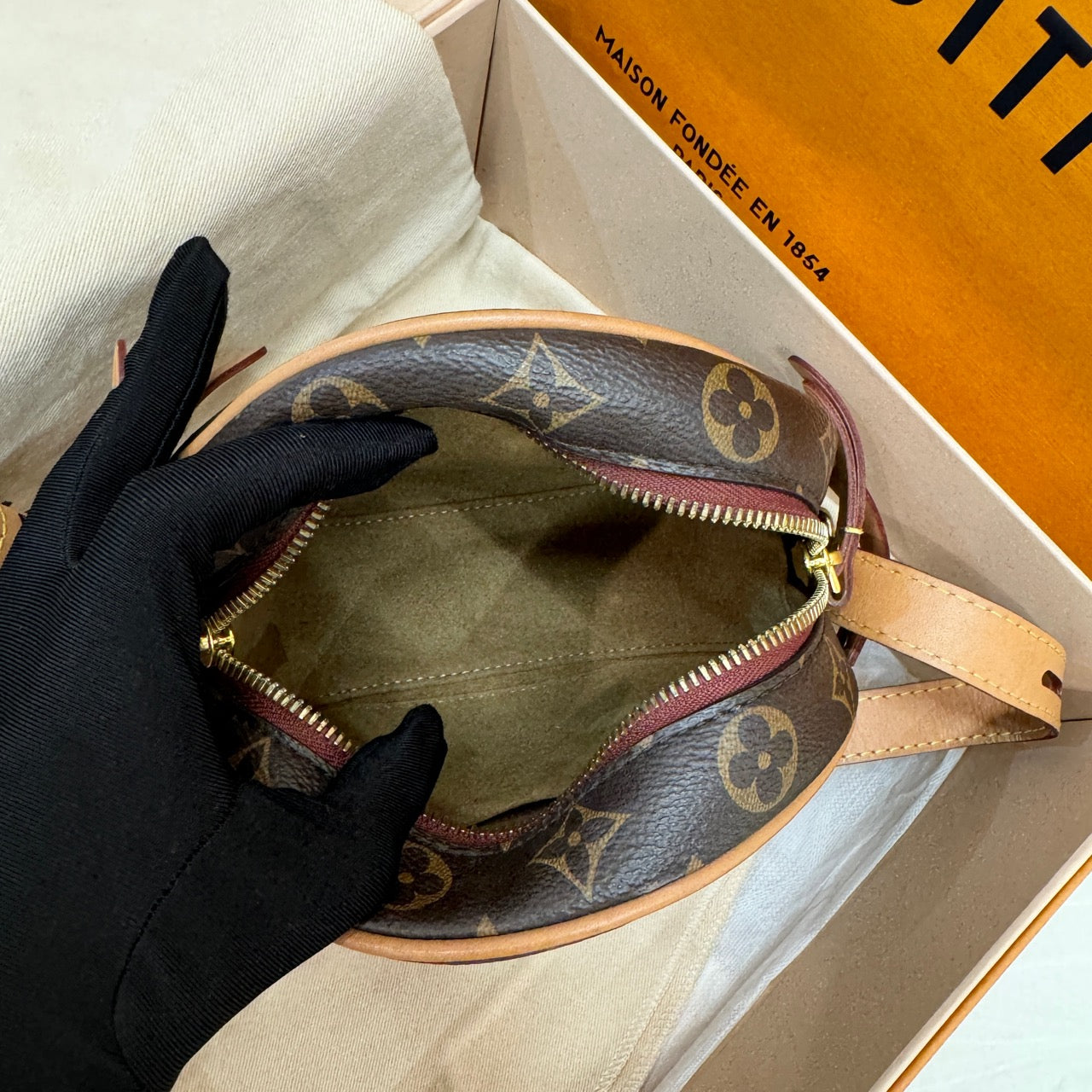 Louis Vuitton Boîte Chapeau Souple Crossbody 17 x 18 x 7 M45578