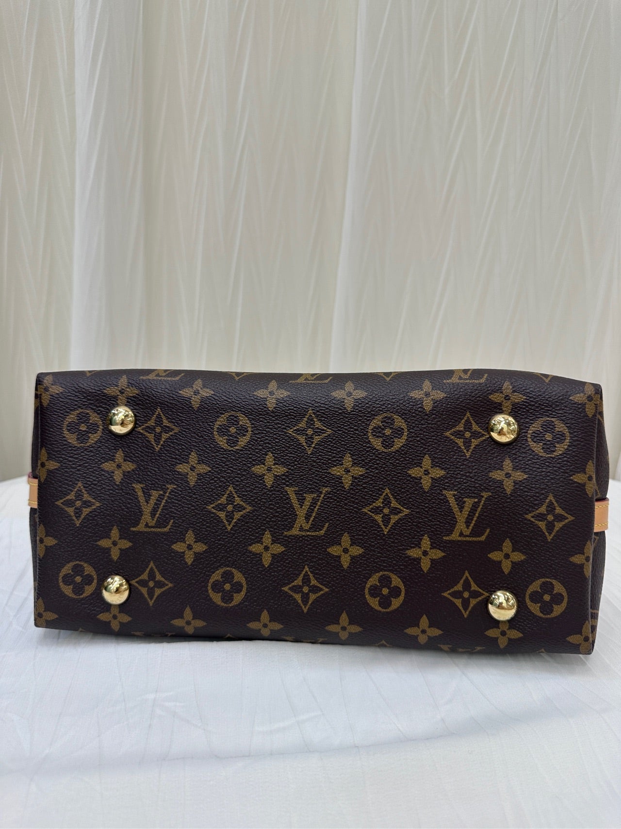 Louis Vuitton Carryall 29 x 24 x 12 M46203