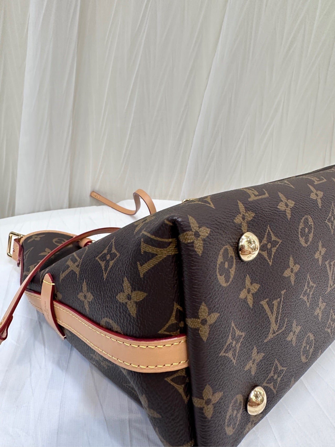 Louis Vuitton Carryall 29 x 24 x 12 M46203