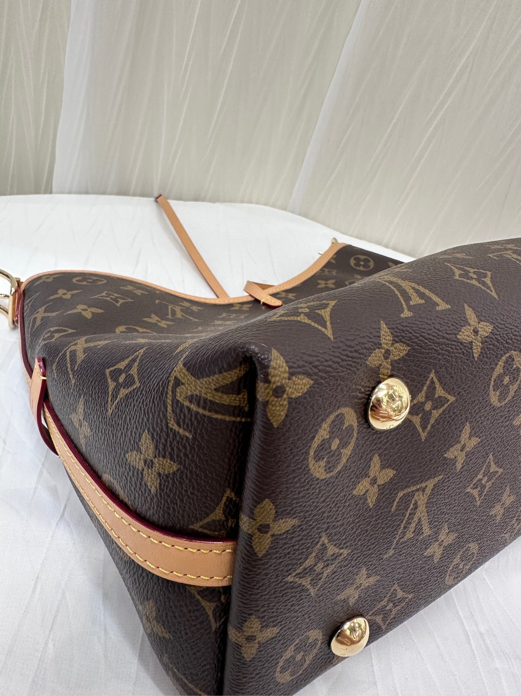 Louis Vuitton Carryall 29 x 24 x 12 M46203