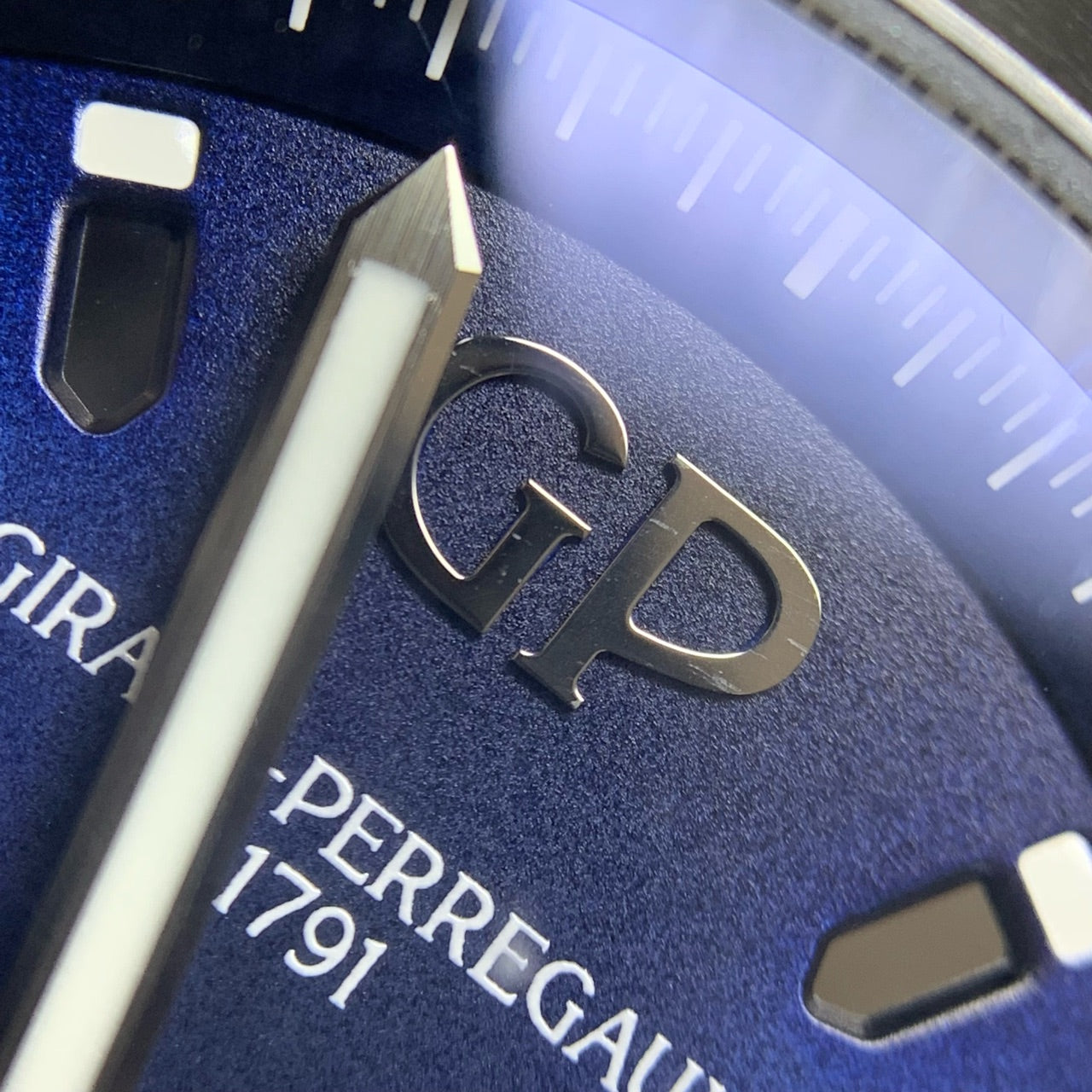 Girard-Perregaux Laureato 44 mm 81060-21-491-FH6A
