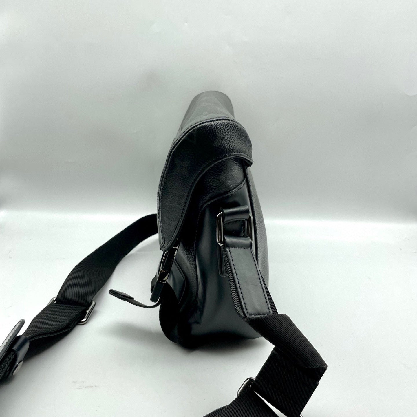 Louis Vuitton Messenger Bag