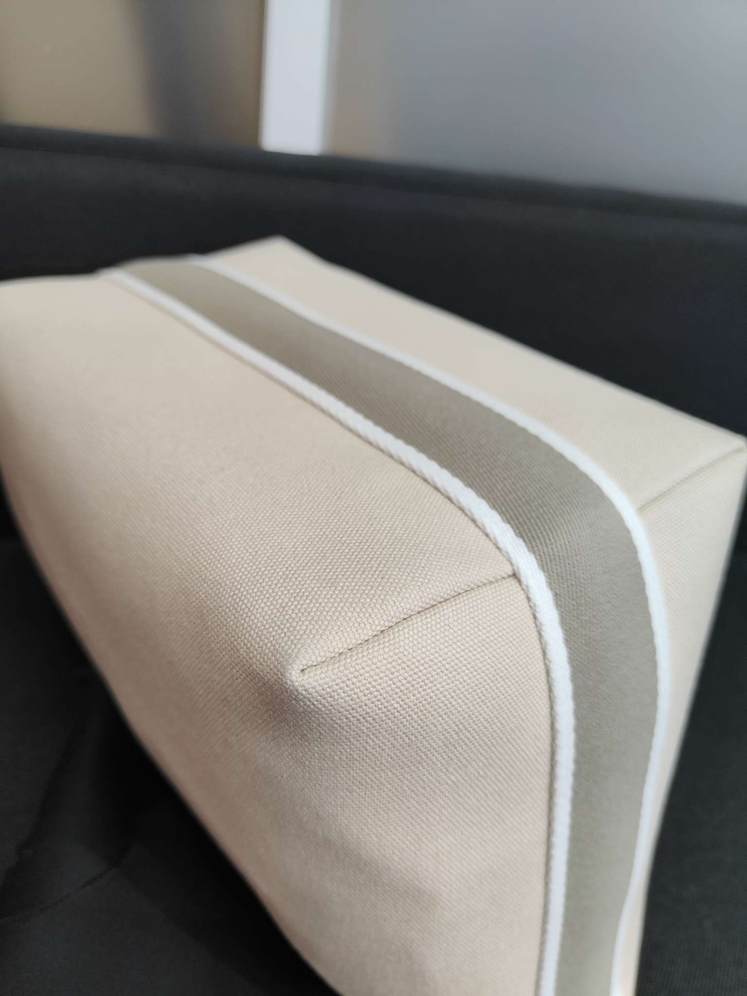 Hermes Canvas White