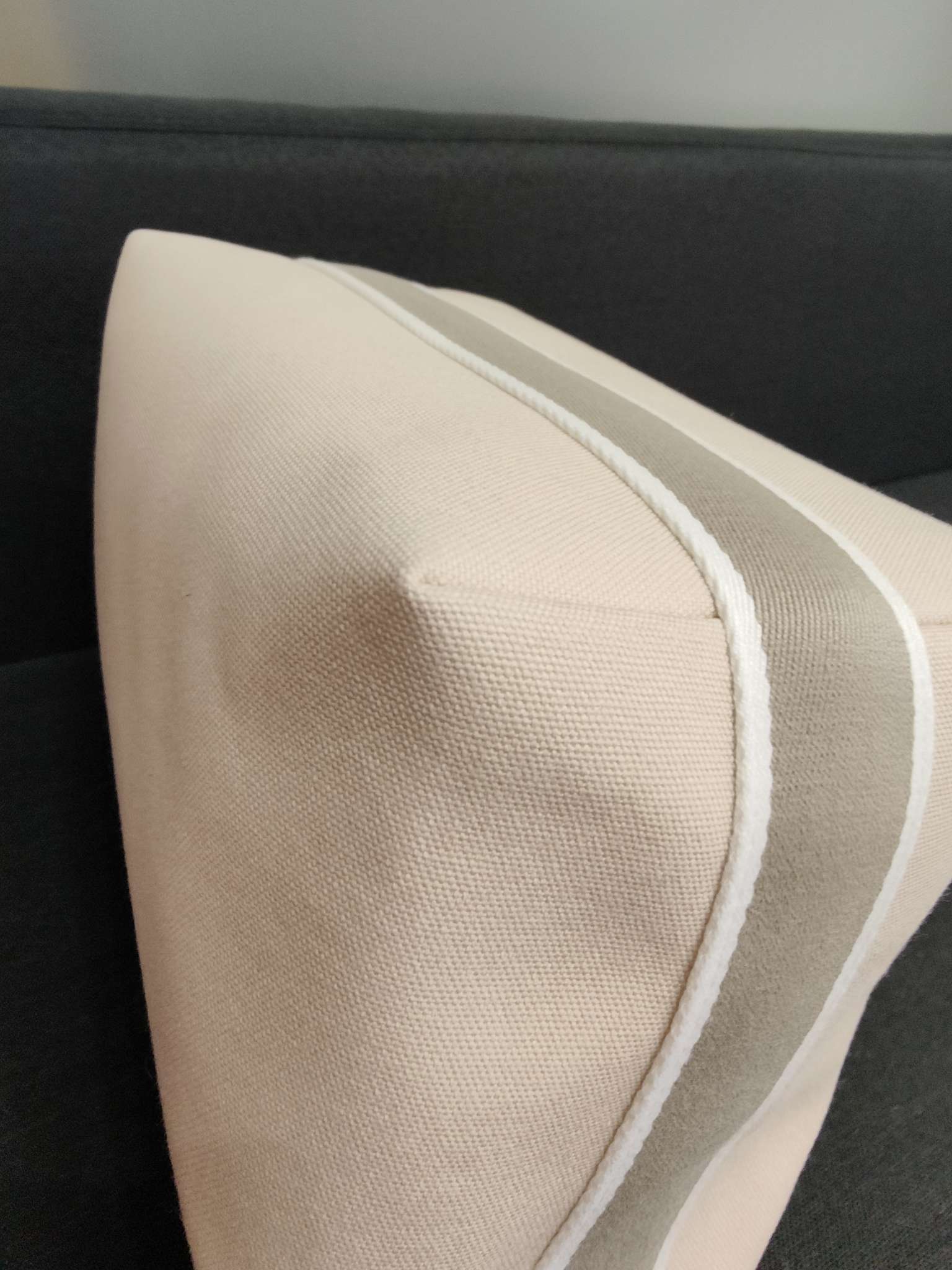 Hermes Canvas White