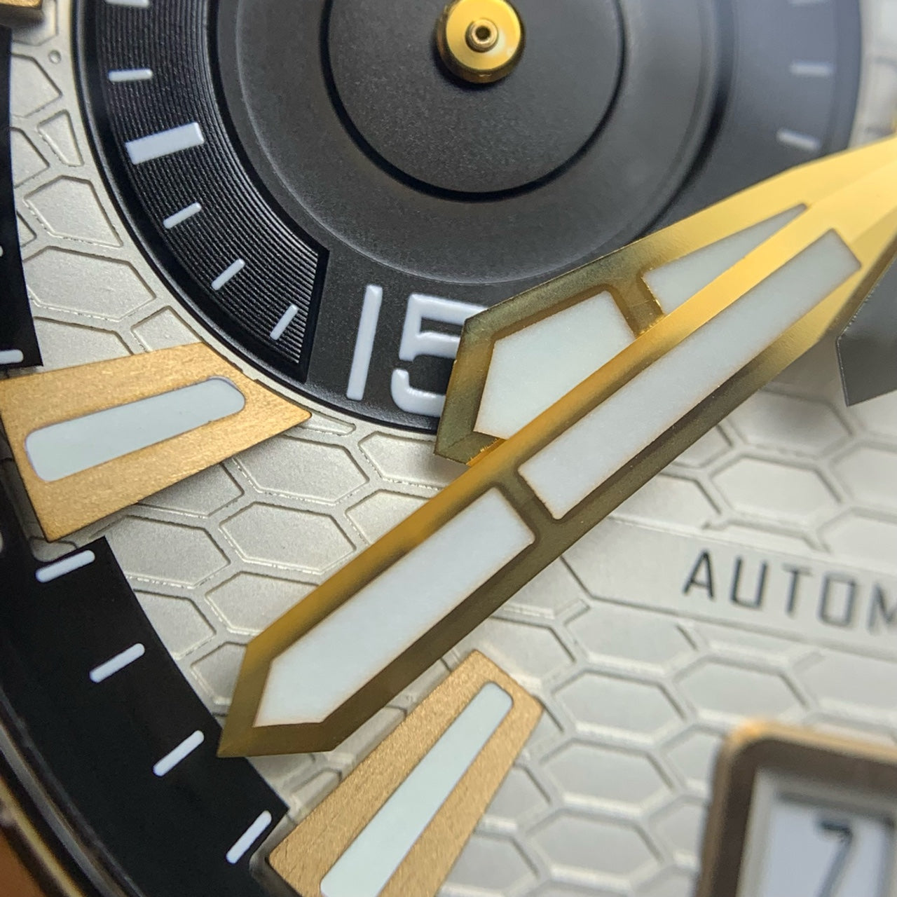 Girard-Perregaux Sea Hawk series 44 millimeters 49970-34-132-BB6A