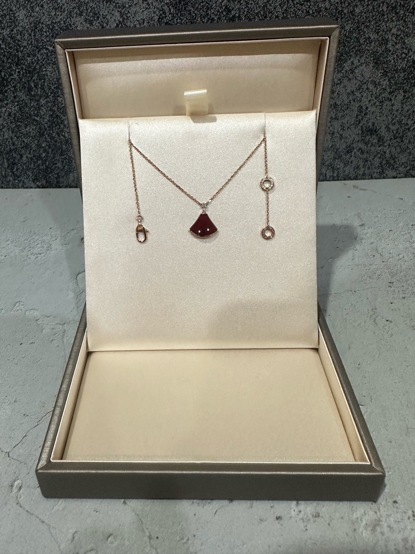 Louis Vuitton Rose gold Necklace
