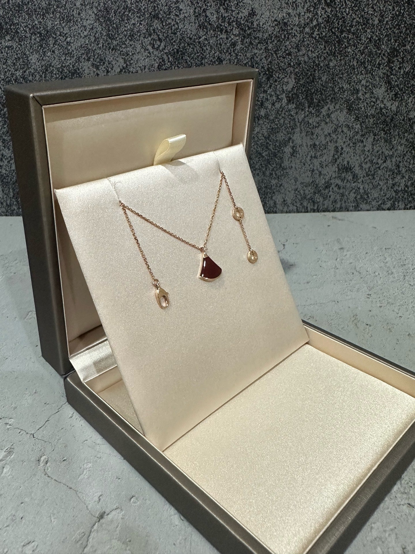 Louis Vuitton Rose gold Necklace