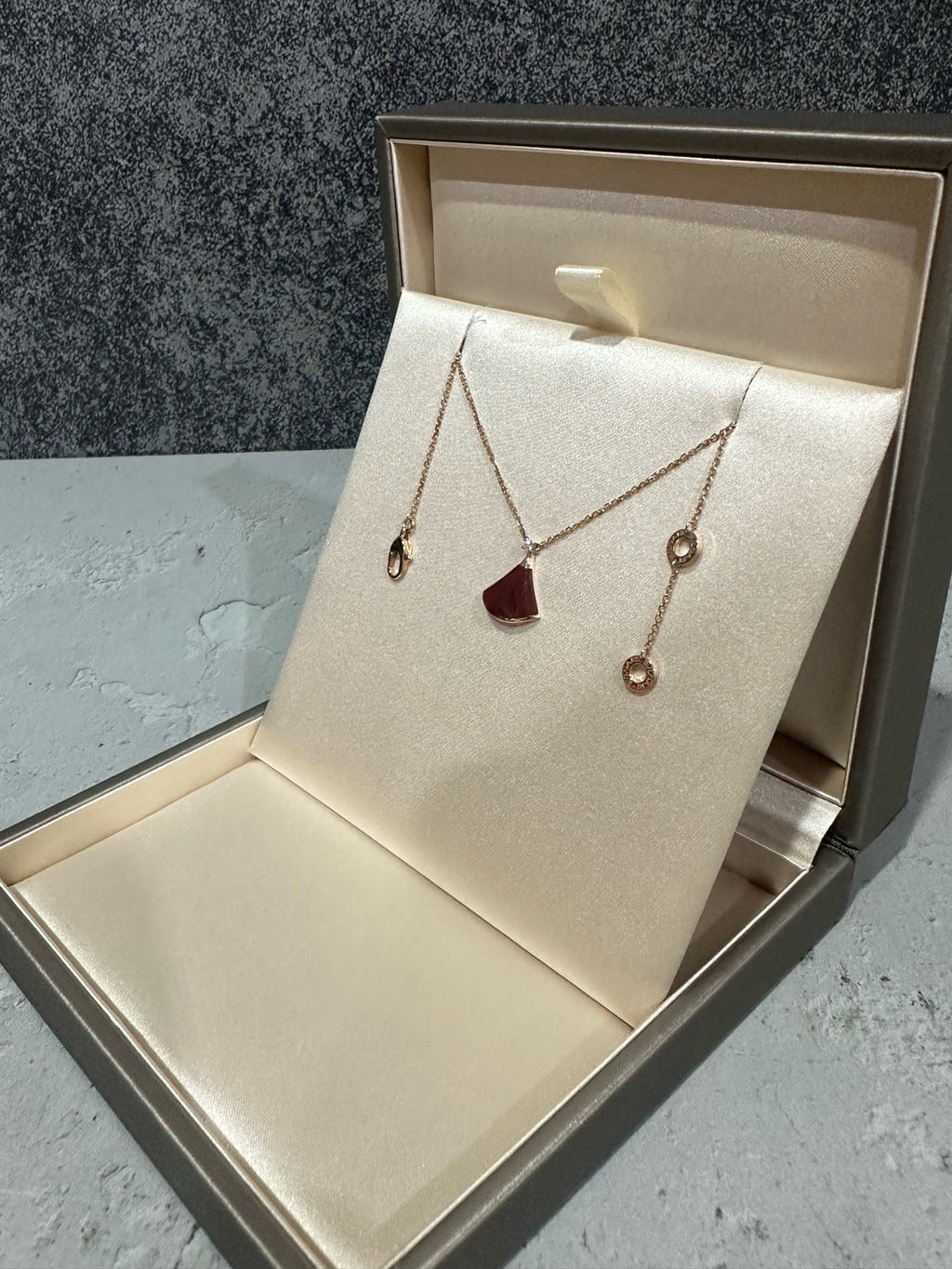 Louis Vuitton Rose gold Necklace