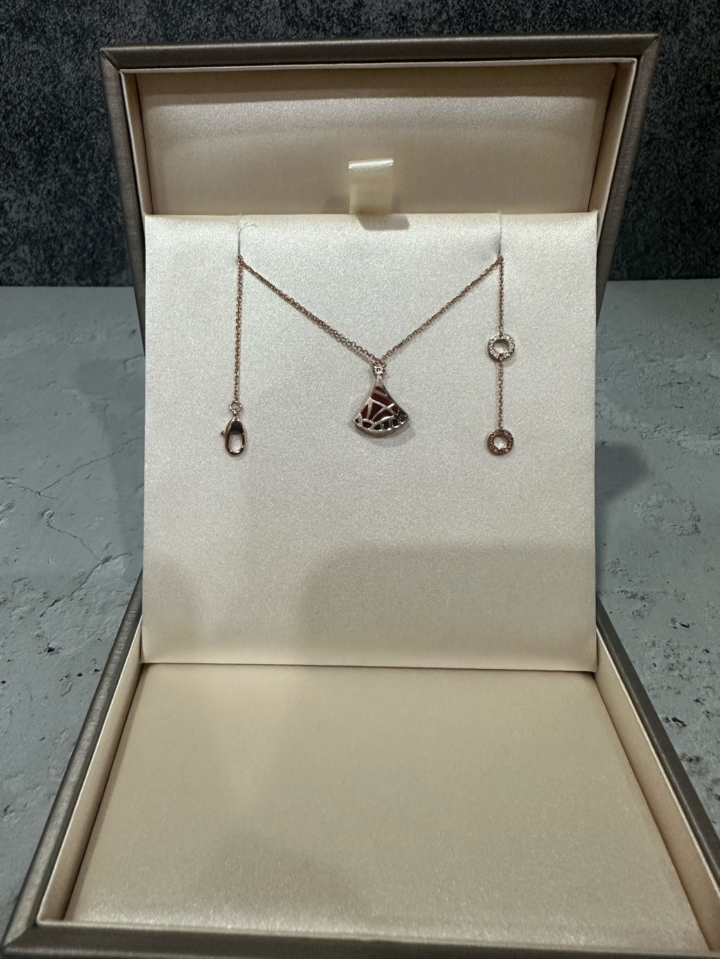 Louis Vuitton Rose gold Necklace