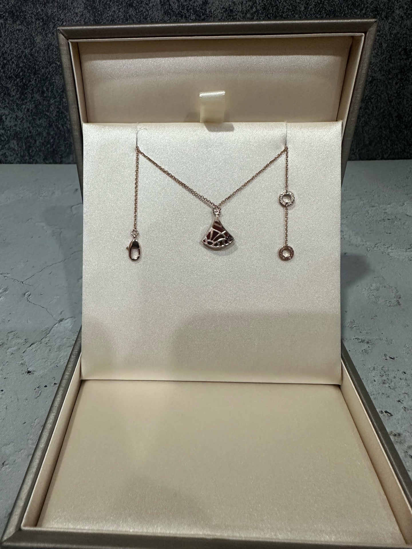 Louis Vuitton Rose gold Necklace
