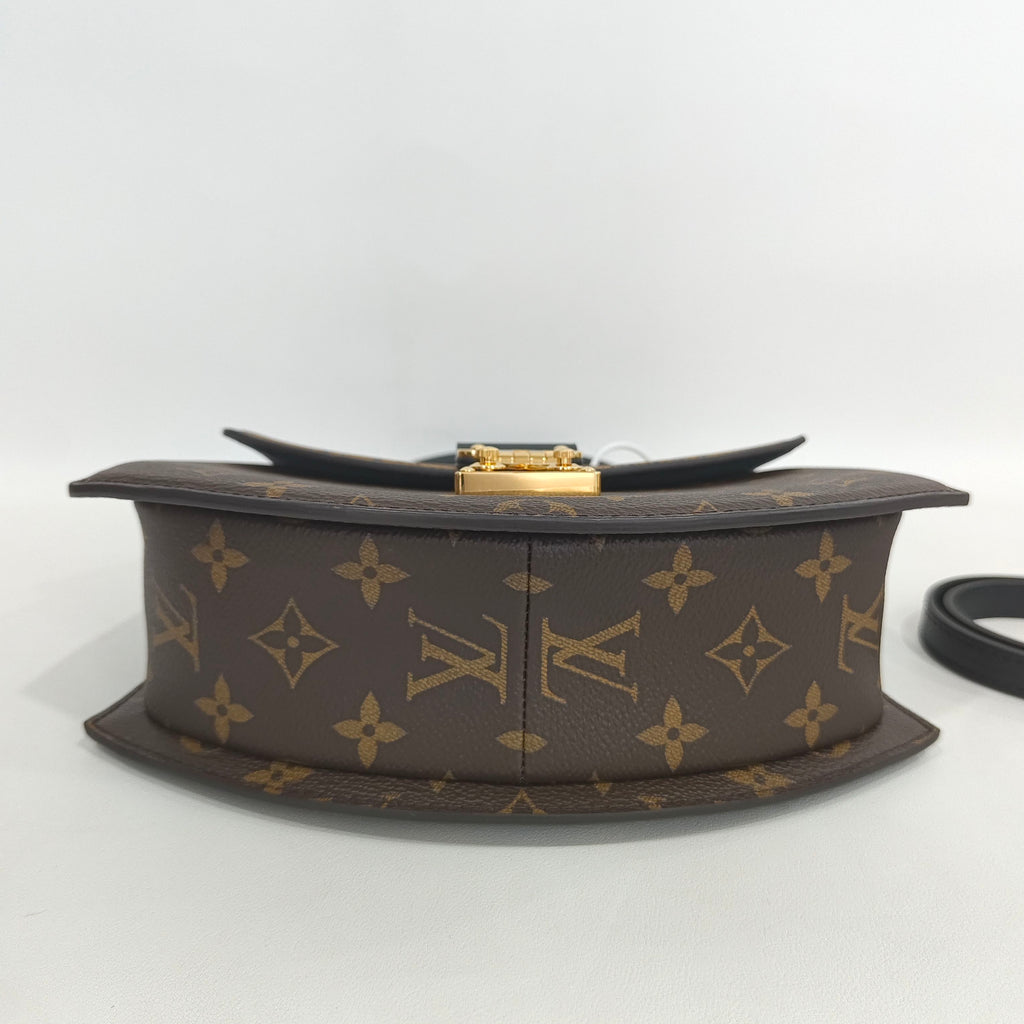 Louis Vuitton Messenger Bag