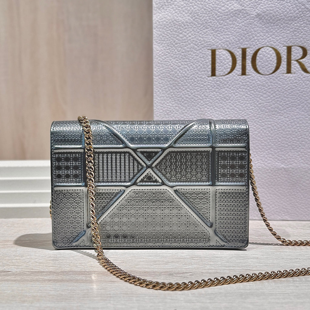Dior Silver Crossbody 19 x 12 x 3 centimeters S0328OSKN M04L