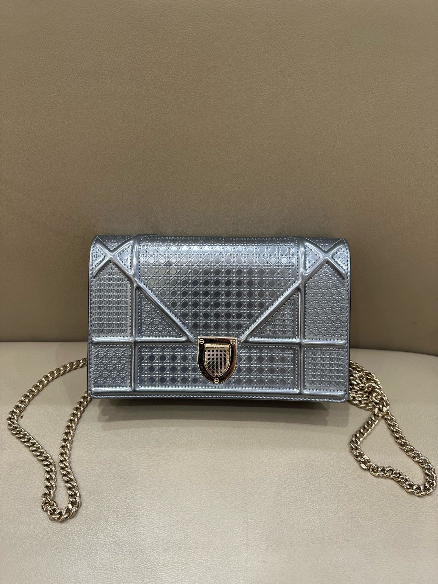 Dior Silver Crossbody 19 x 12 x 3 centimeters S0328OSKN M04L