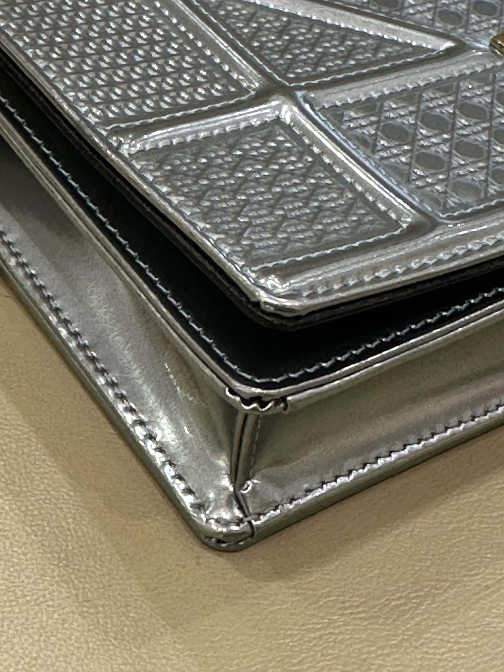 Dior Silver Crossbody 19 x 12 x 3 centimeters S0328OSKN M04L