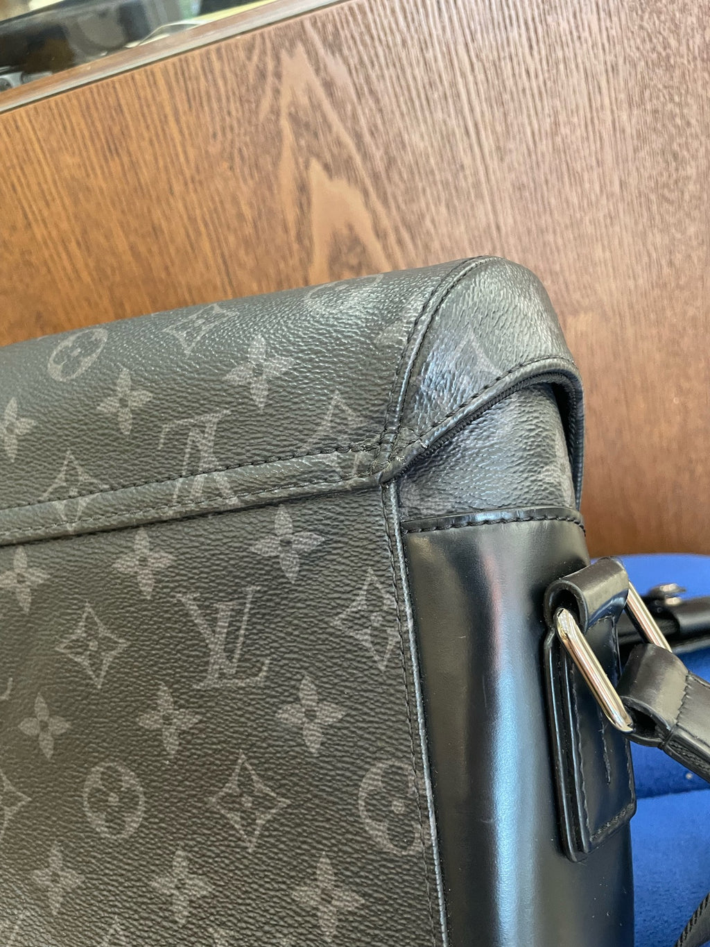 Louis Vuitton Messenger Bag