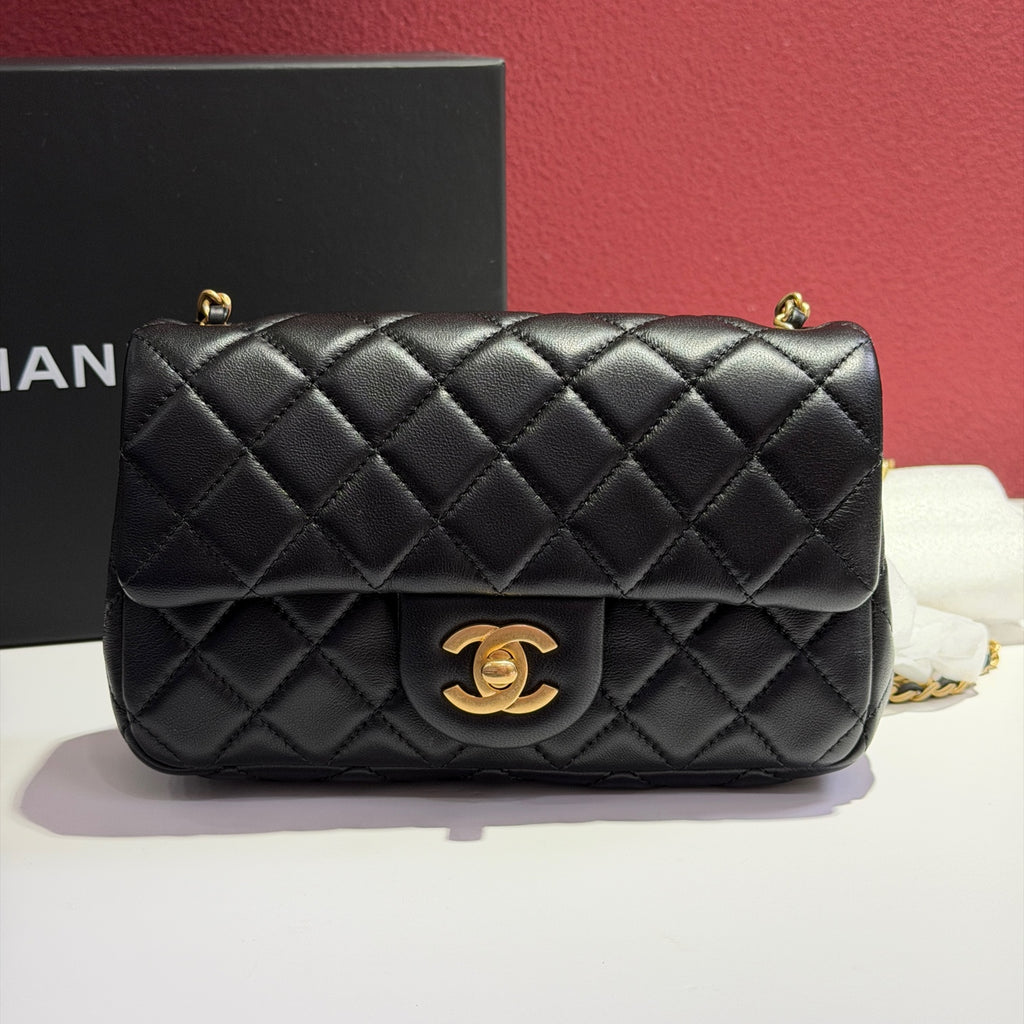 Chanel Classic quilted chain bag with a diamond-patterned stitch. Black 20×7×12