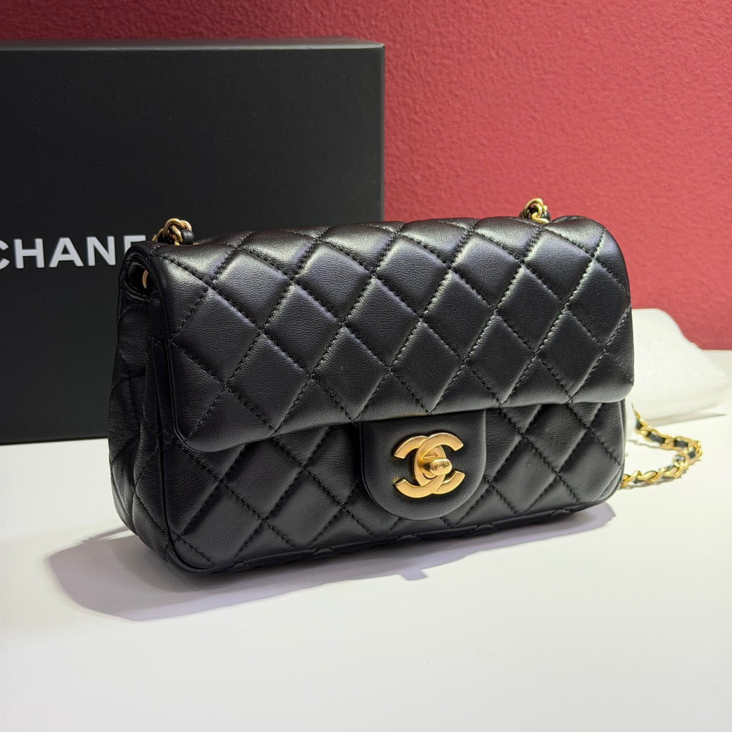 Chanel Classic quilted chain bag with a diamond-patterned stitch. Black 20×7×12