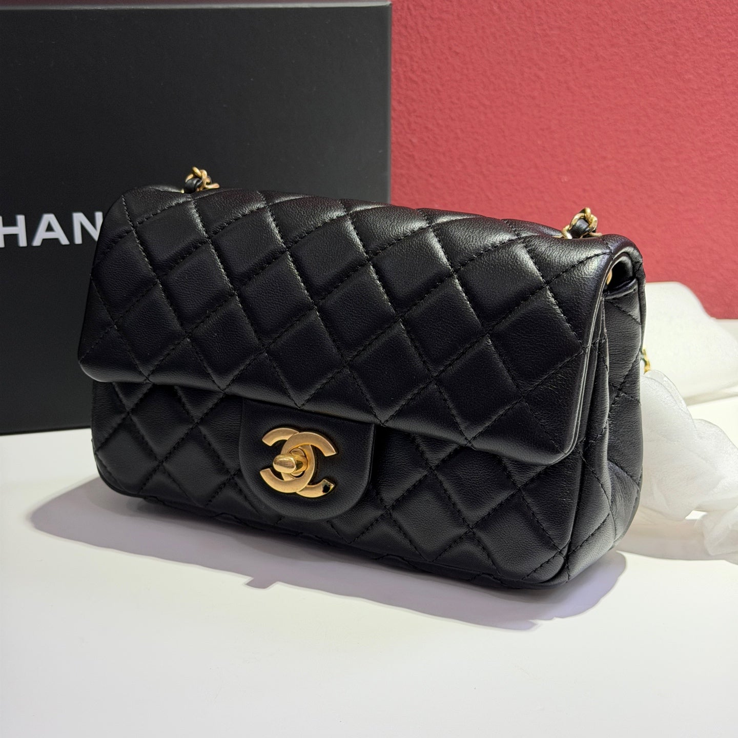 Chanel Classic quilted chain bag with a diamond-patterned stitch. Black 20×7×12
