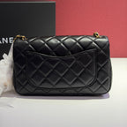 Chanel Classic quilted chain bag with a diamond-patterned stitch. Black 20×7×12