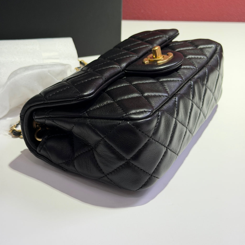 Chanel Classic quilted chain bag with a diamond-patterned stitch. Black 20×7×12