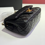 Chanel Classic quilted chain bag with a diamond-patterned stitch. Black 20×7×12