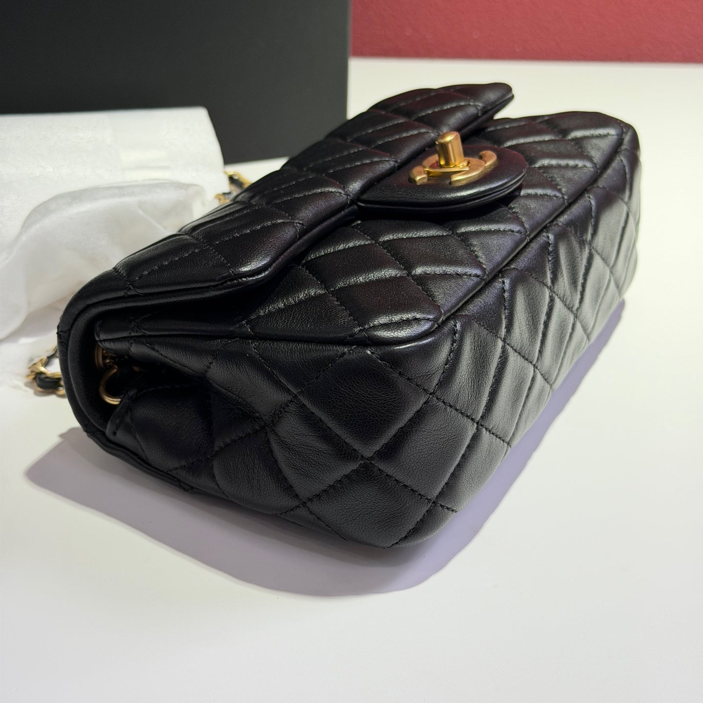 Chanel Classic quilted chain bag with a diamond-patterned stitch. Black 20×7×12