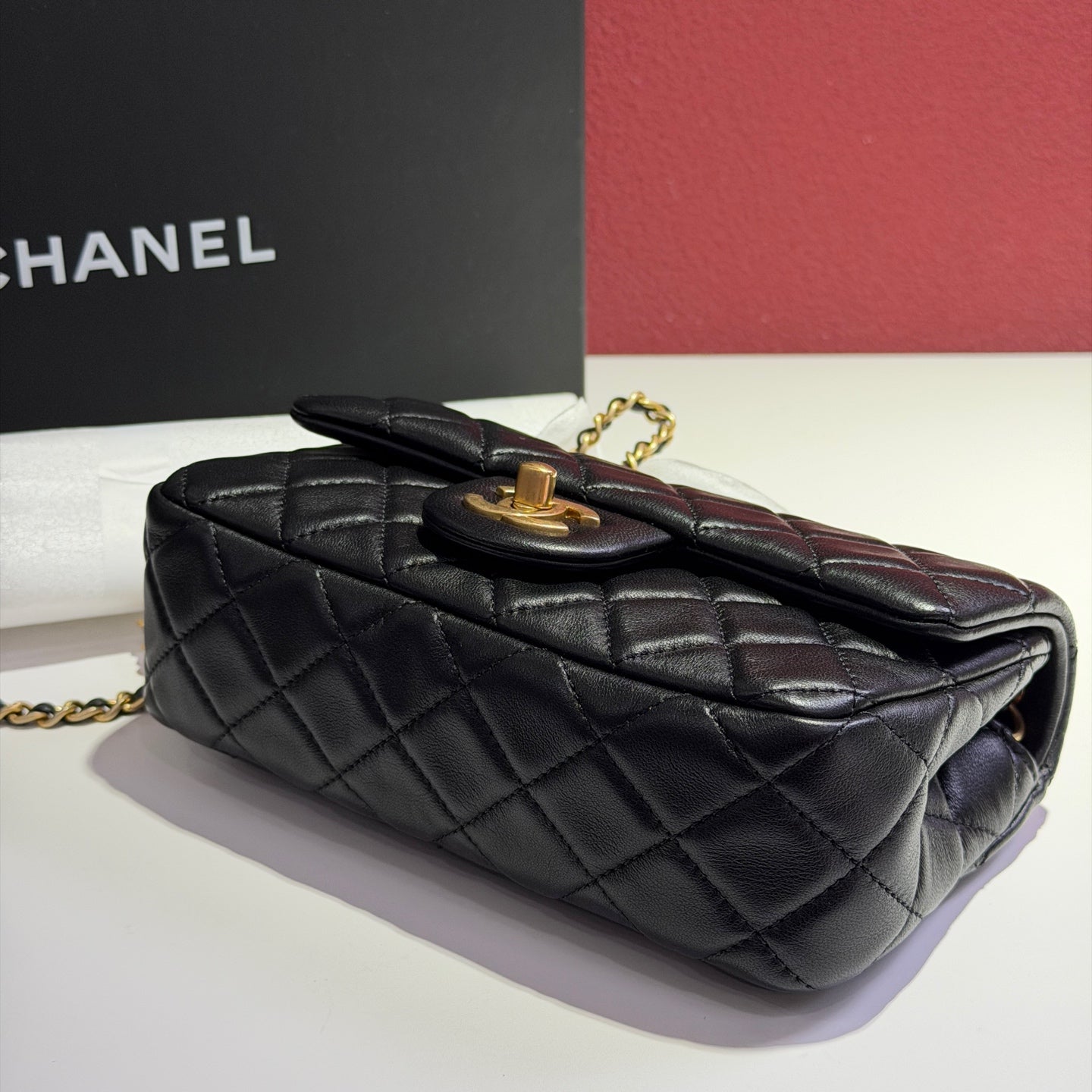 Chanel Classic quilted chain bag with a diamond-patterned stitch. Black 20×7×12
