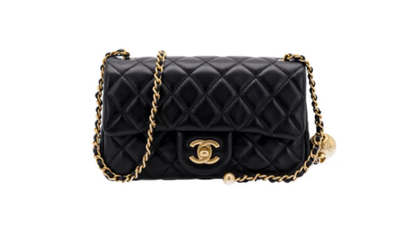 Chanel Classic quilted chain bag with a diamond-patterned stitch. Black 20×7×12
