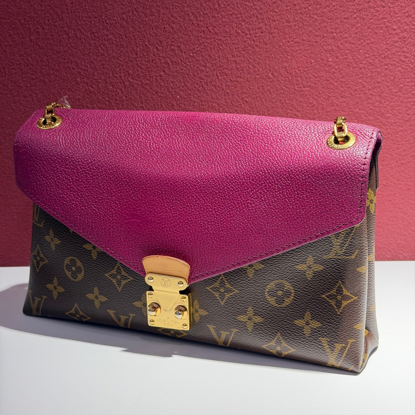 Louis Vuitton Leather Red Messenger Bag Length 27 cm x Width 4 cm x Height 17 cm M41635