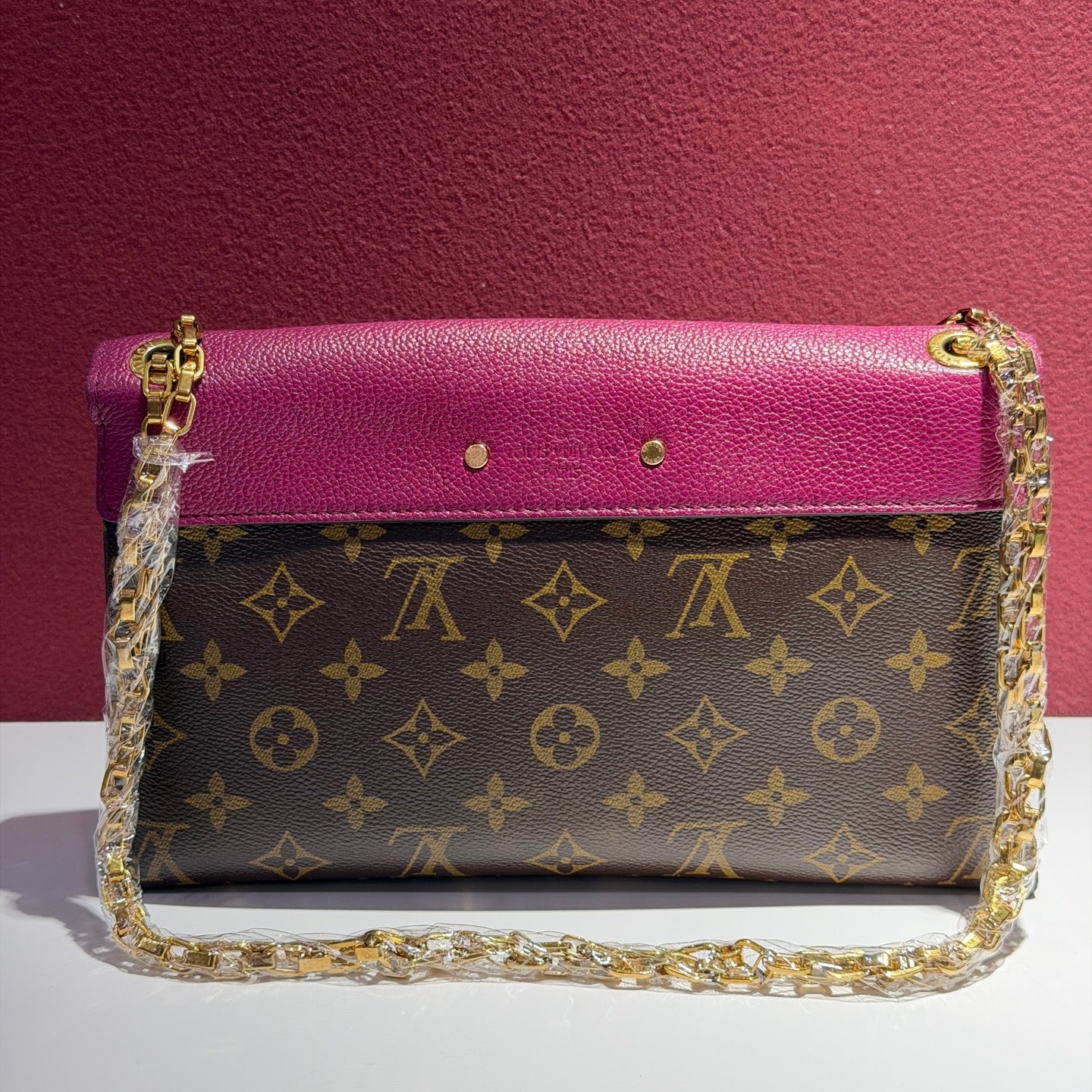 Louis Vuitton Leather Red Messenger Bag Length 27 cm x Width 4 cm x Height 17 cm M41635
