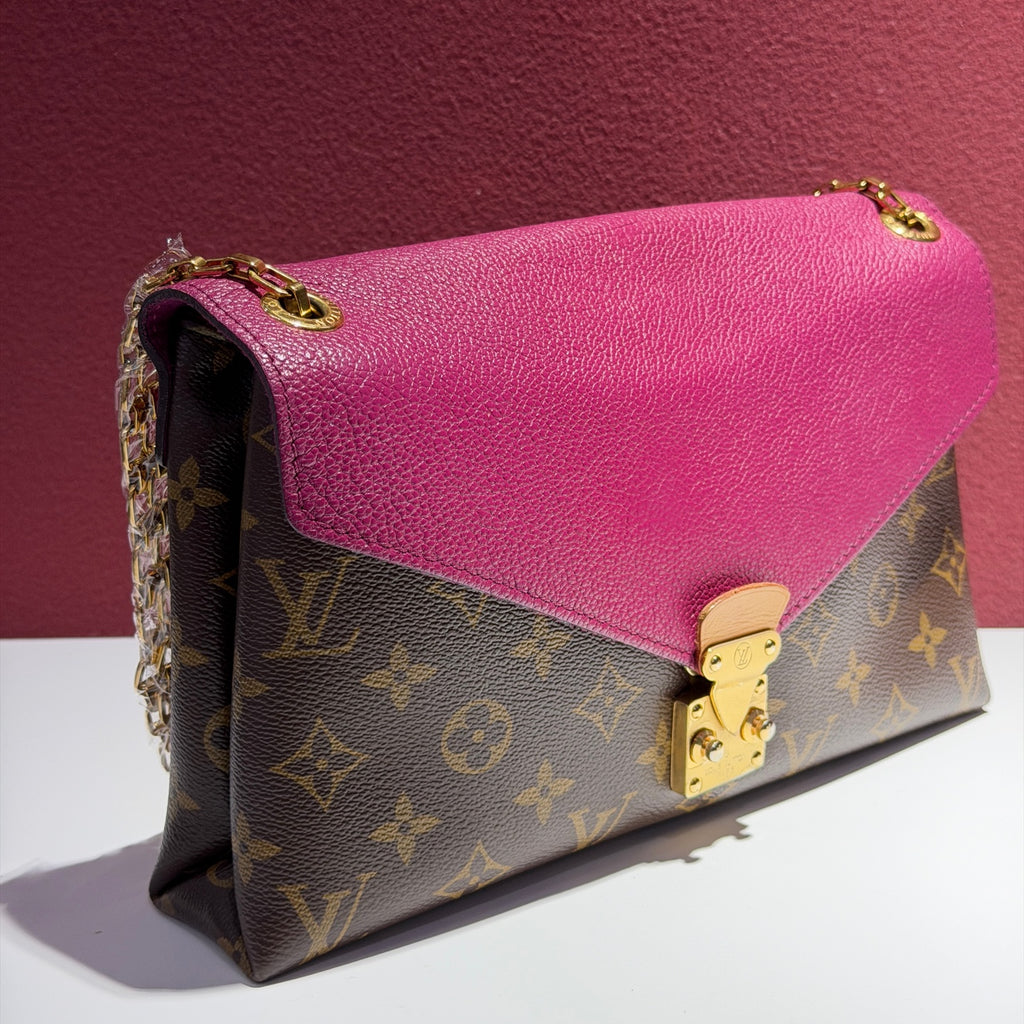 Louis Vuitton Leather Red Messenger Bag Length 27 cm x Width 4 cm x Height 17 cm M41635