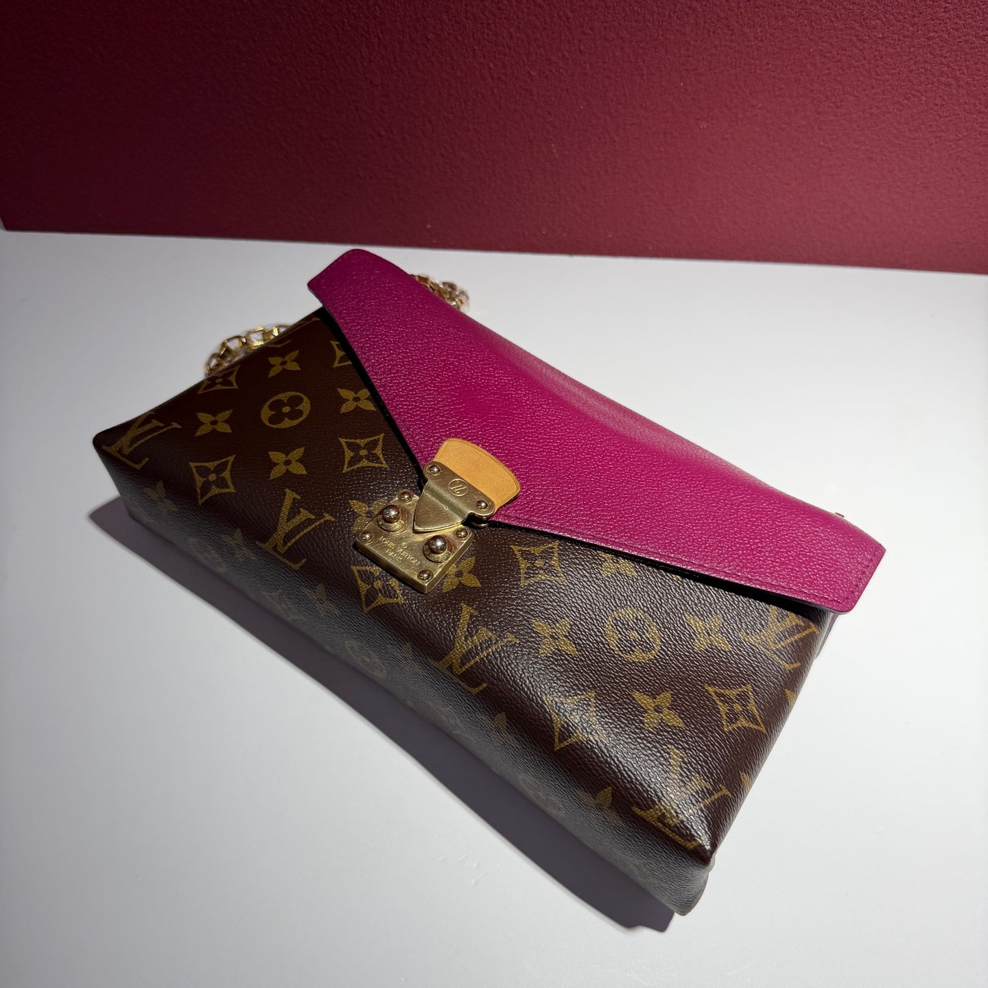 Louis Vuitton Leather Red Messenger Bag Length 27 cm x Width 4 cm x Height 17 cm M41635