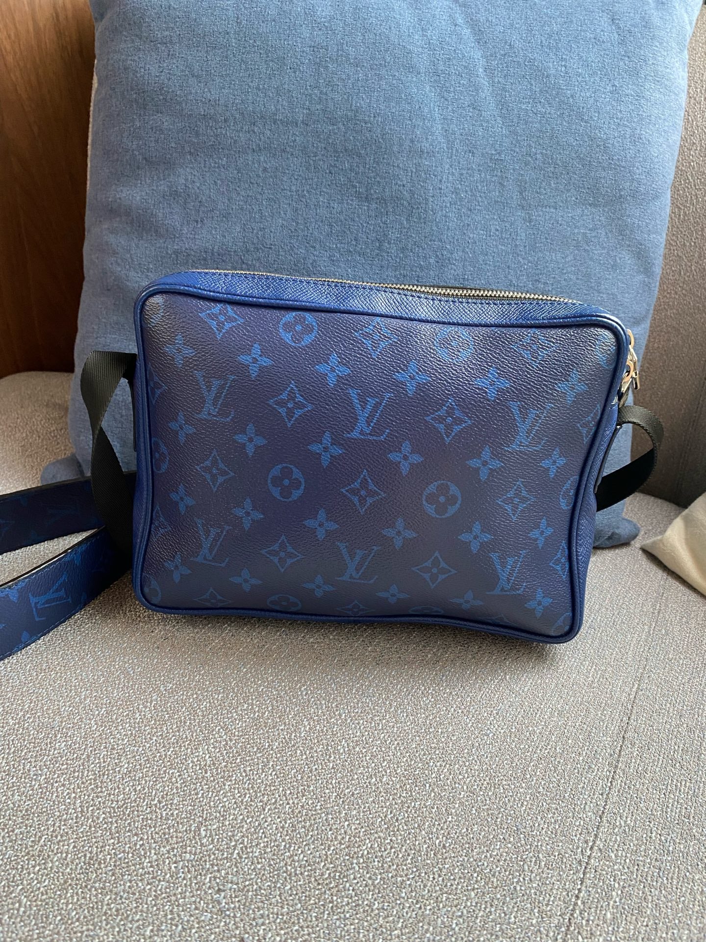 Louis Vuitton Outdoor Leather 29.5x 20.0x 10.5 cm M30242