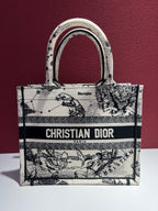 Dior Book Tote White Dimensions: 26.5 x 21 x 14 cm (length x height x width); length from handle top to bag top: 12 cm M1265ZRHZ_M06E