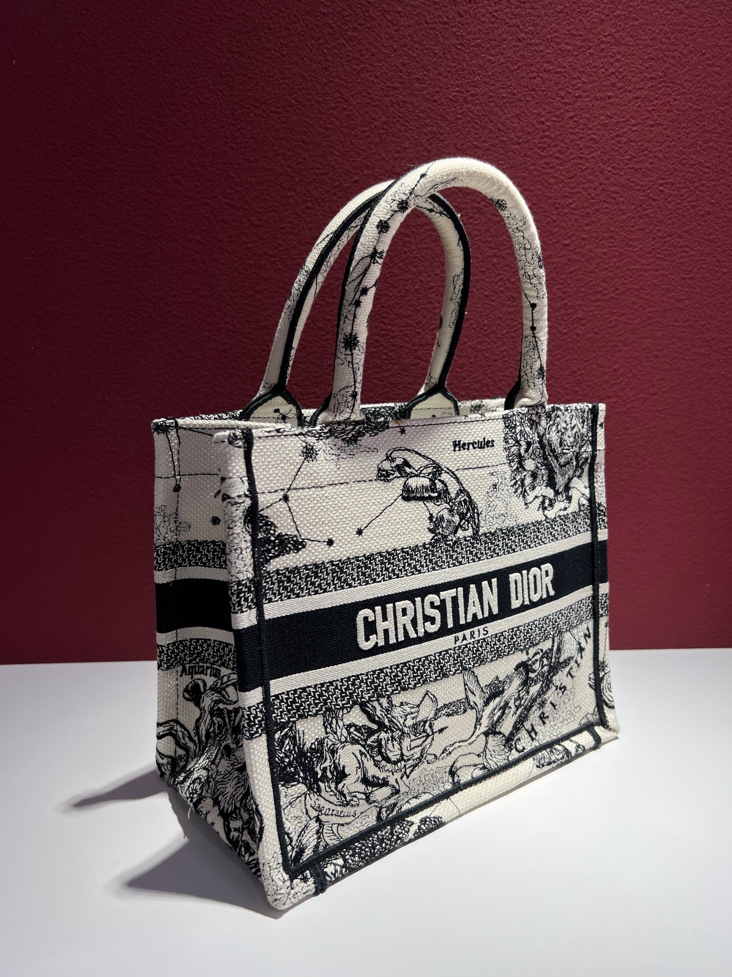 Dior Book Tote White Dimensions: 26.5 x 21 x 14 cm (length x height x width); length from handle top to bag top: 12 cm M1265ZRHZ_M06E