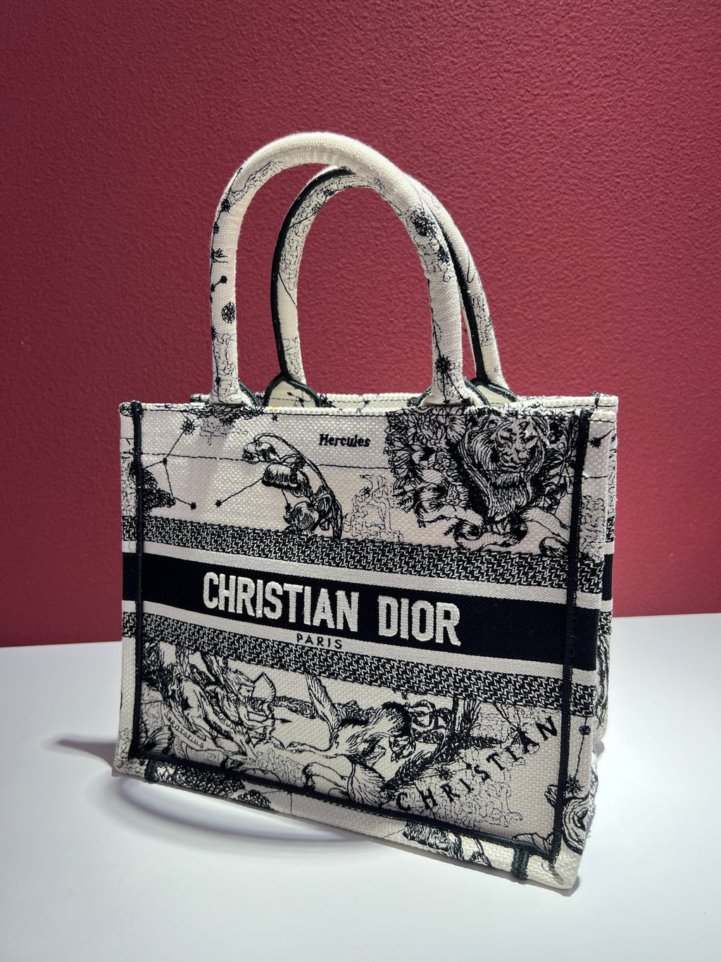 Dior Book Tote White Dimensions: 26.5 x 21 x 14 cm (length x height x width); length from handle top to bag top: 12 cm M1265ZRHZ_M06E