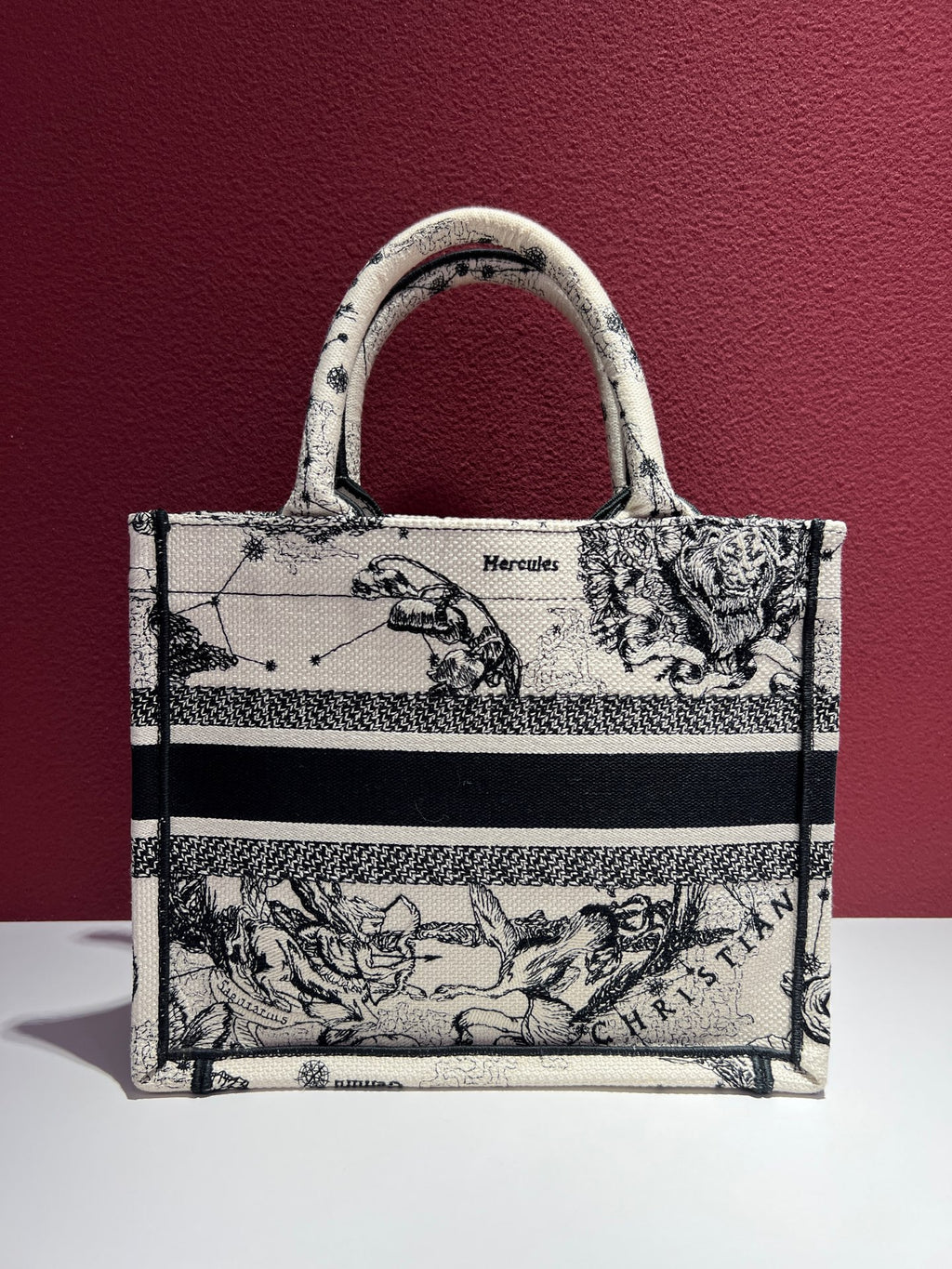 Dior Book Tote White Dimensions: 26.5 x 21 x 14 cm (length x height x width); length from handle top to bag top: 12 cm M1265ZRHZ_M06E