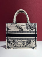 Dior Book Tote White Dimensions: 26.5 x 21 x 14 cm (length x height x width); length from handle top to bag top: 12 cm M1265ZRHZ_M06E