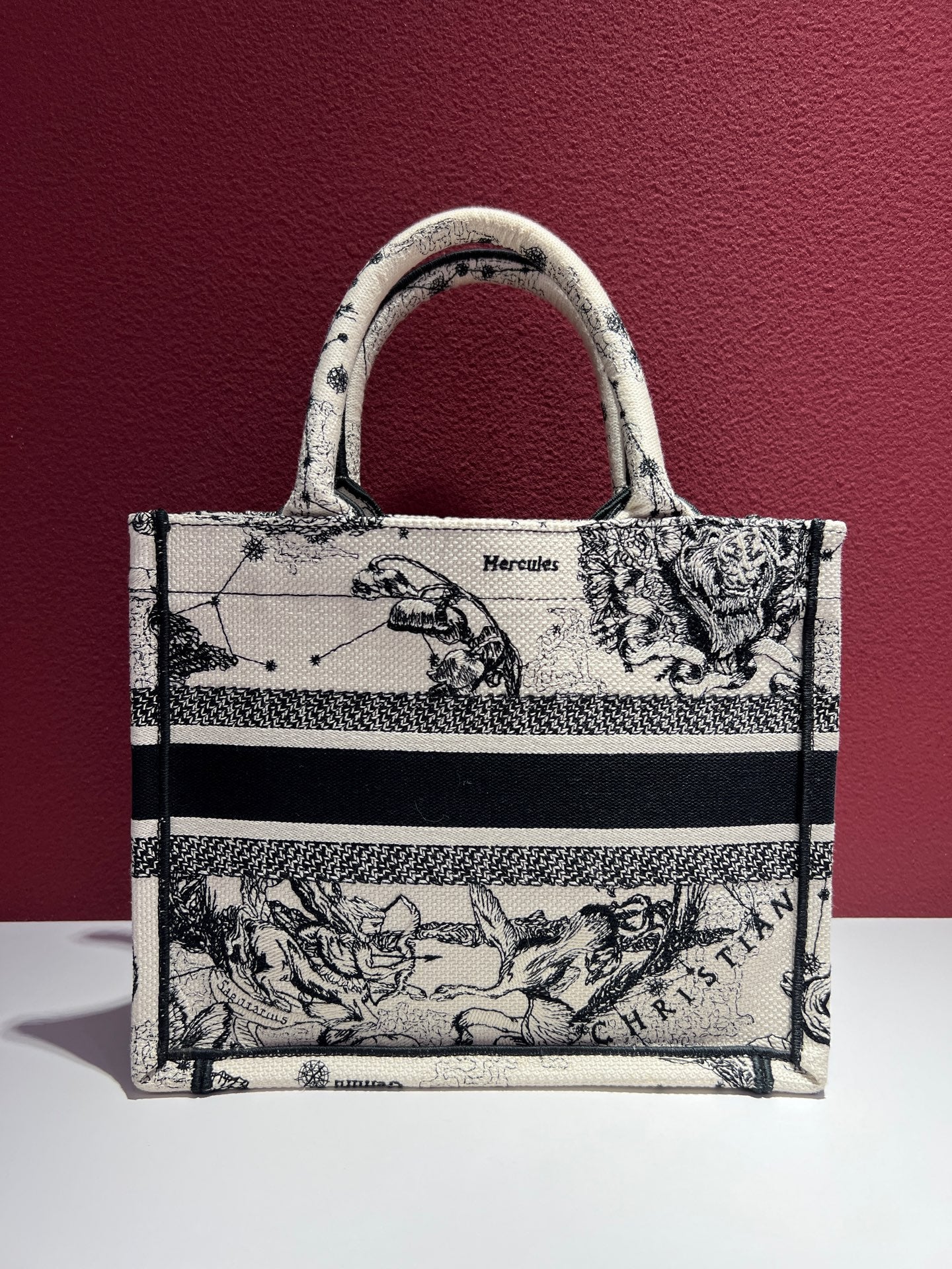 Dior Book Tote White Dimensions: 26.5 x 21 x 14 cm (length x height x width); length from handle top to bag top: 12 cm M1265ZRHZ_M06E