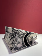 Dior Book Tote White Dimensions: 26.5 x 21 x 14 cm (length x height x width); length from handle top to bag top: 12 cm M1265ZRHZ_M06E