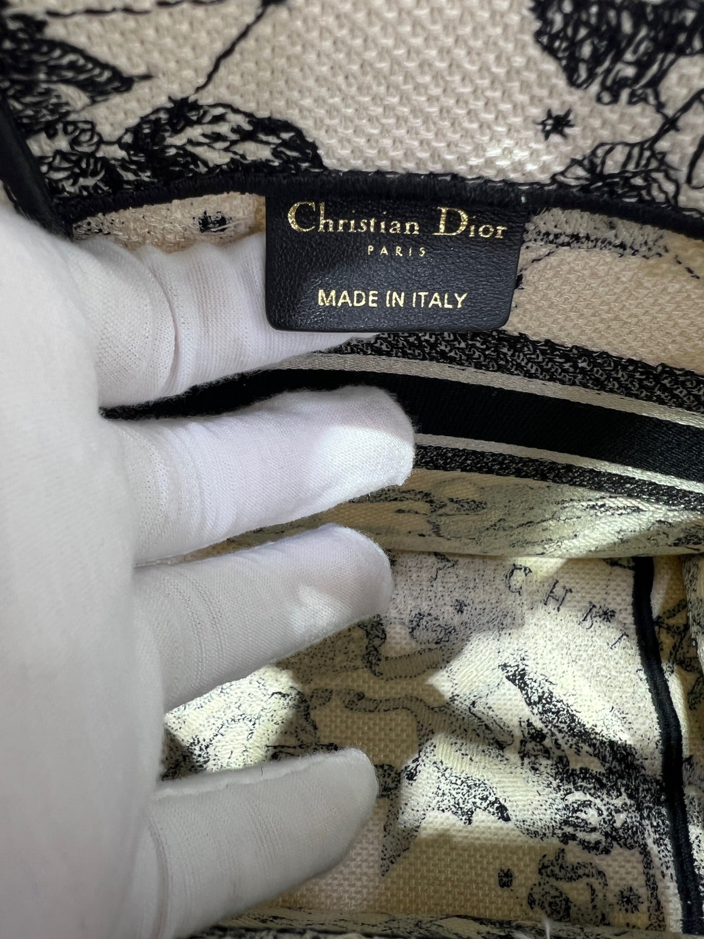 Dior Book Tote White Dimensions: 26.5 x 21 x 14 cm (length x height x width); length from handle top to bag top: 12 cm M1265ZRHZ_M06E