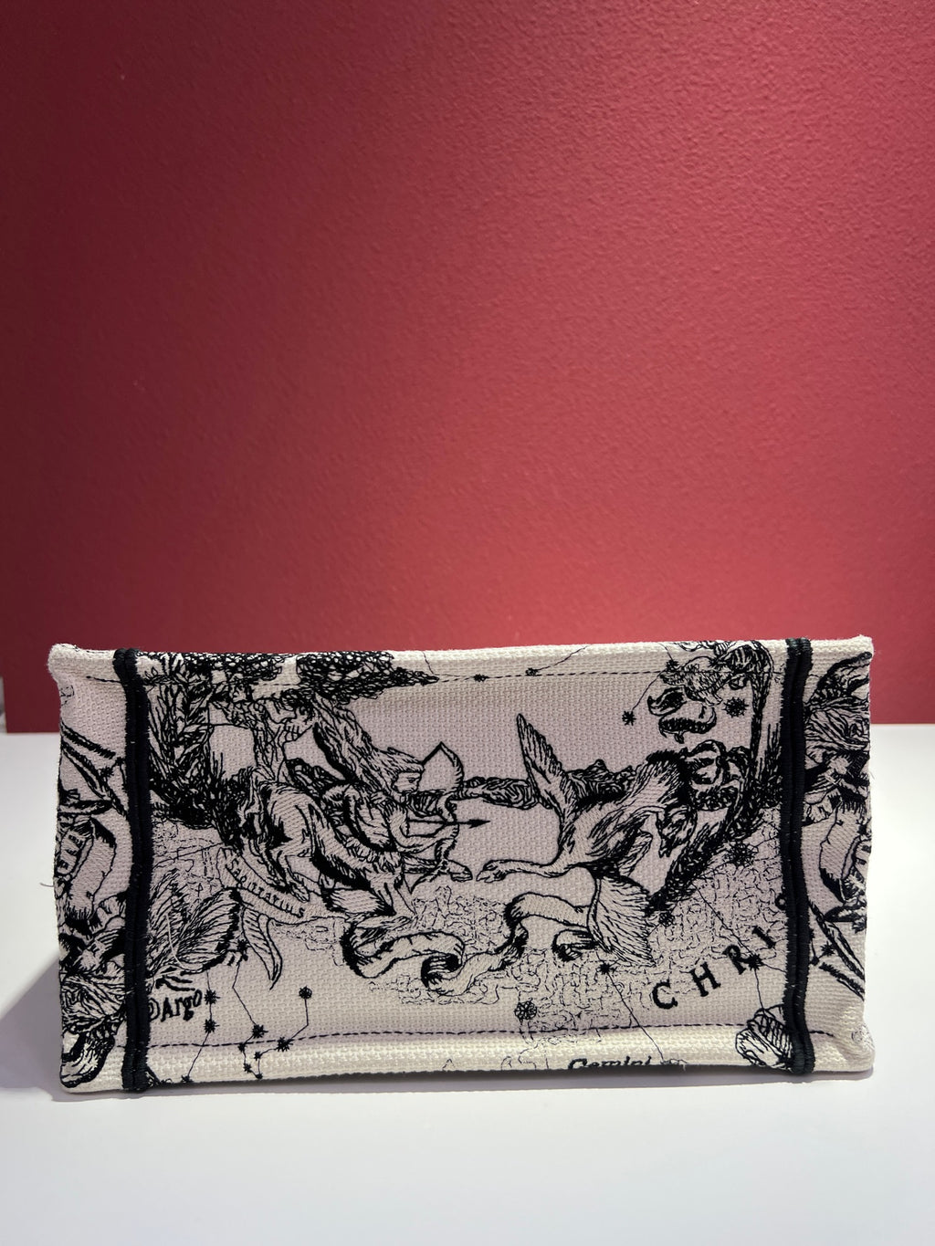 Dior Book Tote White Dimensions: 26.5 x 21 x 14 cm (length x height x width); length from handle top to bag top: 12 cm M1265ZRHZ_M06E