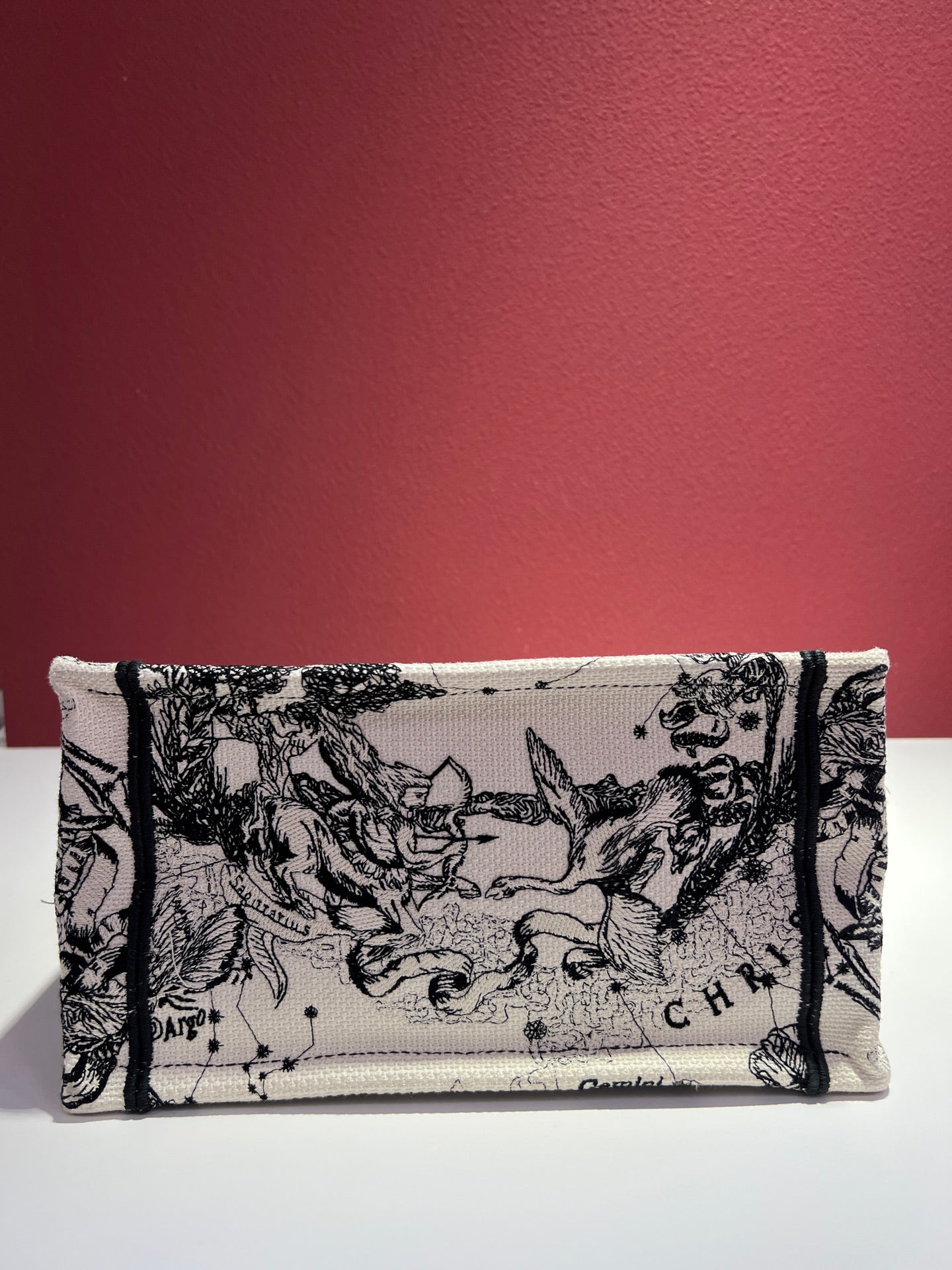 Dior Book Tote White Dimensions: 26.5 x 21 x 14 cm (length x height x width); length from handle top to bag top: 12 cm M1265ZRHZ_M06E