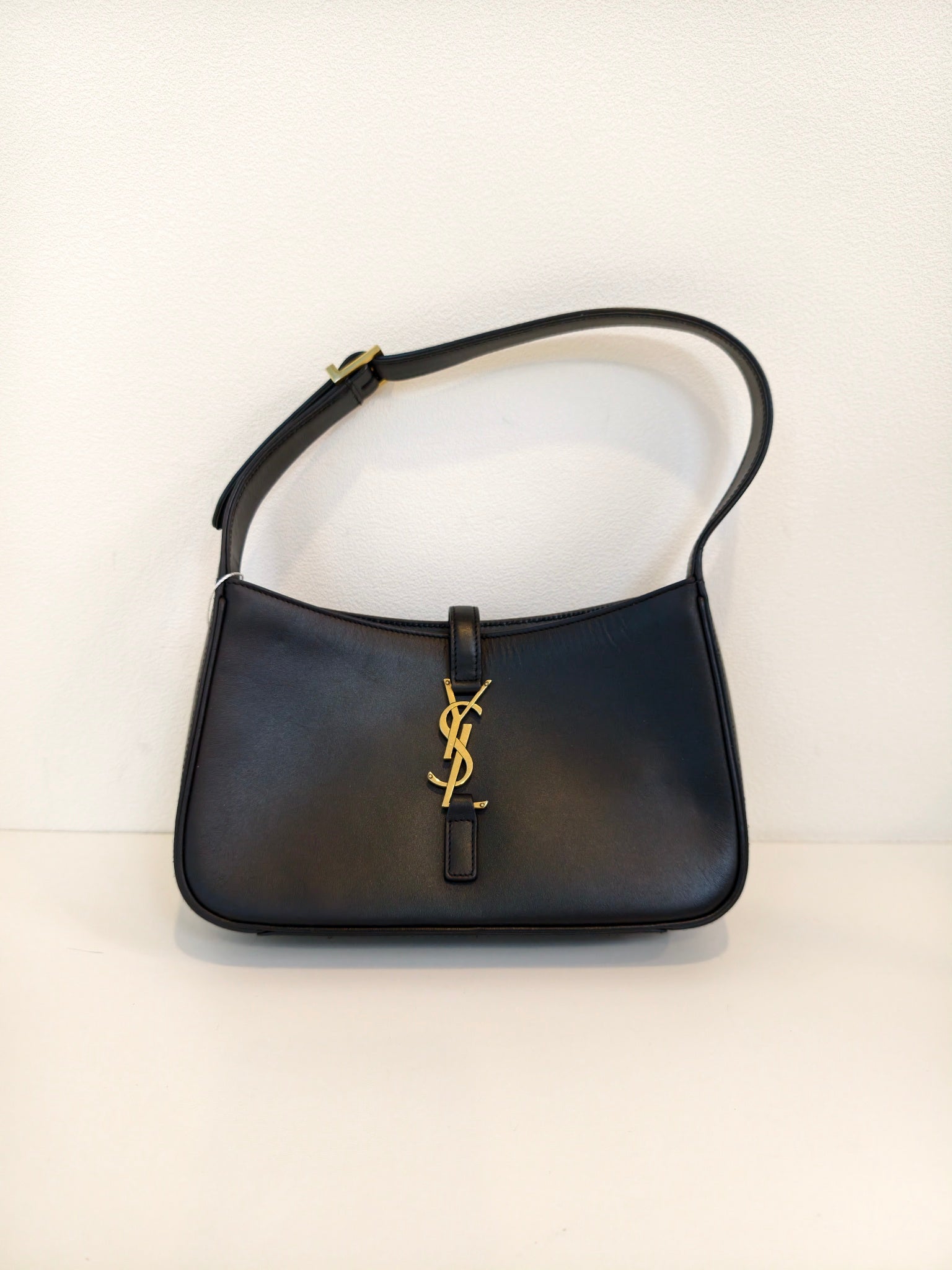 Saint laurent LE 5 À 7 baby soft grain leather handbag Leather Black Shoulder Bag