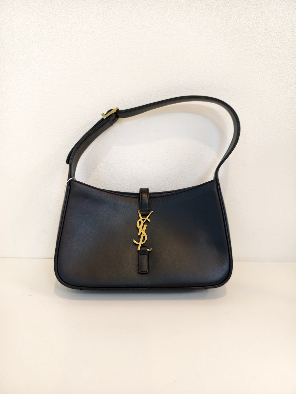 Saint laurent LE 5 À 7 baby soft grain leather handbag Leather Black 809461AADUU1000