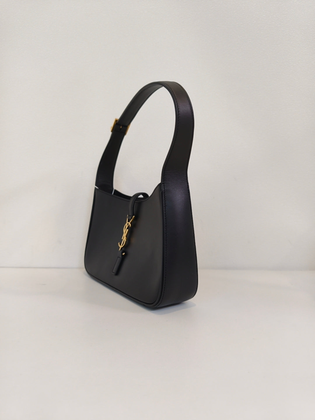 Saint laurent LE 5 À 7 baby soft grain leather handbag Leather Black Shoulder Bag