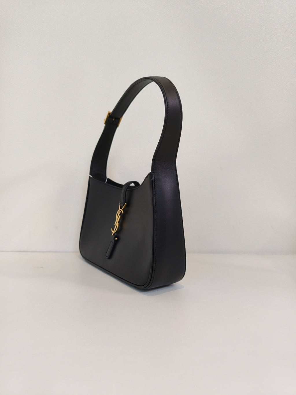 Saint laurent LE 5 À 7 baby soft grain leather handbag Leather Black 809461AADUU1000